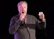 杰里米·克拉克森在拍摄《The Grand Tour》时开了酒后驾车的玩笑，震惊了粉丝